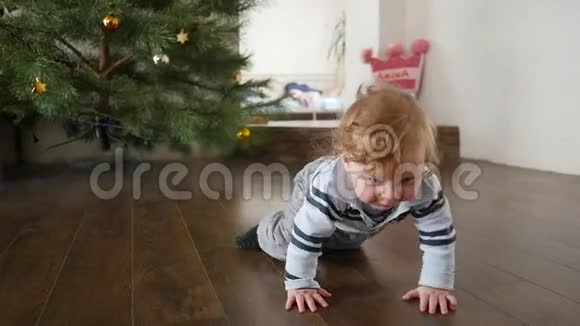 可爱的小宝宝爬在地板上视频的预览图