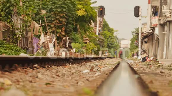 河内铁路附近的住宅区是老鼠越南视频的预览图