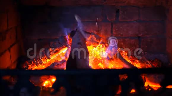 在壁炉里生火视频的预览图