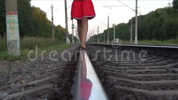 少女赤脚在铁路上行走视频的预览图