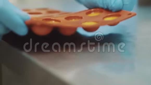提拉米苏用分子菜芒果果冻视频的预览图