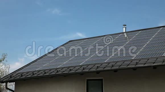 屋顶上的太阳能调制器视频的预览图