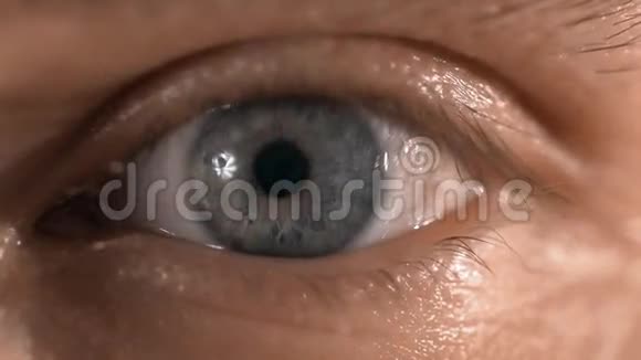 令人惊叹的蓝色眼睛没有颜色的干瘪视频的预览图