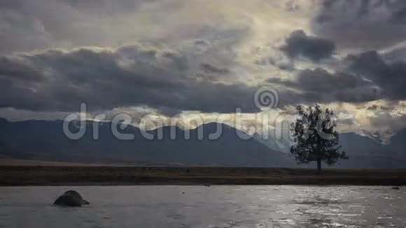 在暴风雨的傍晚西伯利亚戏剧性的阴云笼罩下的山景和河流视频的预览图