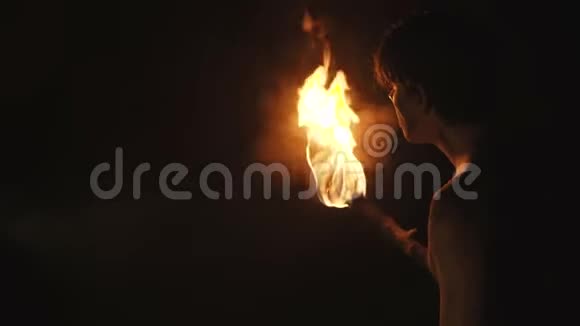 隐士拿着燃烧的火炬在石洞里走来走去视频的预览图