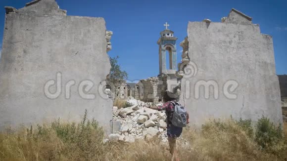 一位年轻女子正在探索基督教教堂的古老遗迹视频的预览图