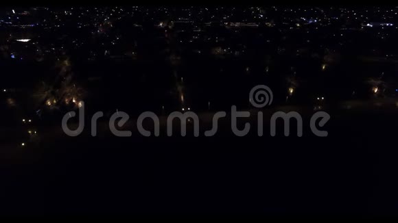 无人机晚上在洛杉矶上空飞行视频的预览图