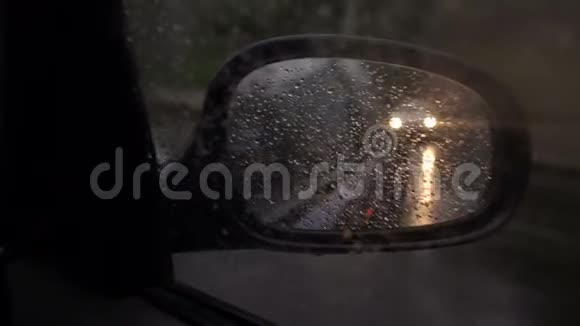 汽车侧镜上的雨滴特写视频的预览图
