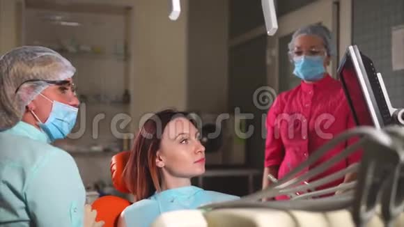 正畸医生告诉病人他将如何处理牙齿在牙科视频的预览图
