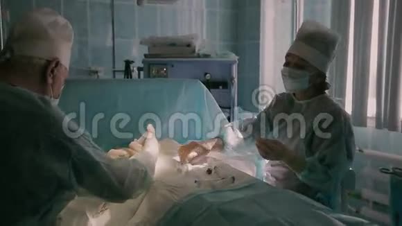 两名手术医生和一名护士协助手术视频的预览图
