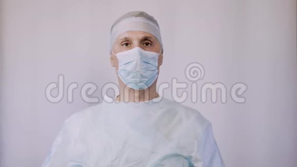 一位医生把药片放在包里手术后需要拿给病人看视频的预览图