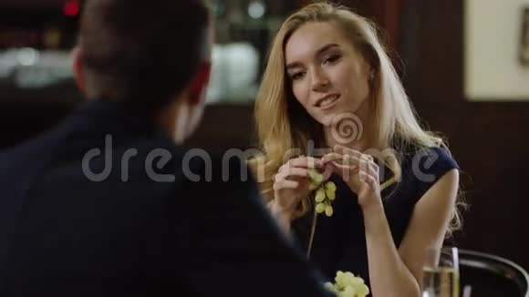 年轻夫妇在餐馆喝香槟视频的预览图