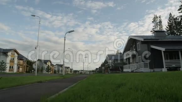 新现代小屋附近的绿草草坪视频的预览图
