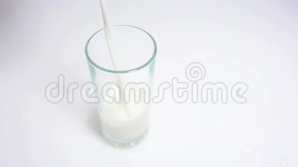 用牛奶填充透明玻璃视频的预览图