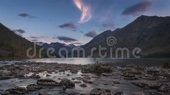 太阳落在山和山湖上阳光反射在西伯利亚的湖面上视频的预览图