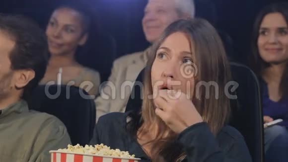 女人在电影院吃爆米花视频的预览图