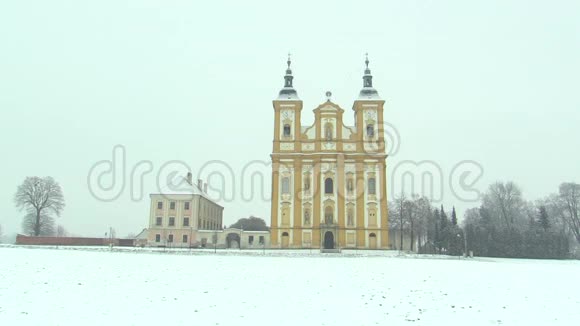 捷克共和国莫拉维亚中部杜布纳德莫拉武的冬季雪中朝圣教堂视频的预览图