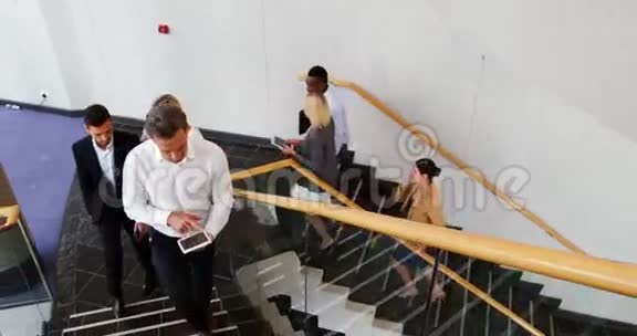 企业高管搬上楼梯视频的预览图