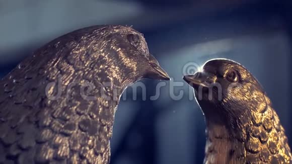 两只铁鸽背景中两只铁锻造的鸽子照亮了聚光灯视频的预览图