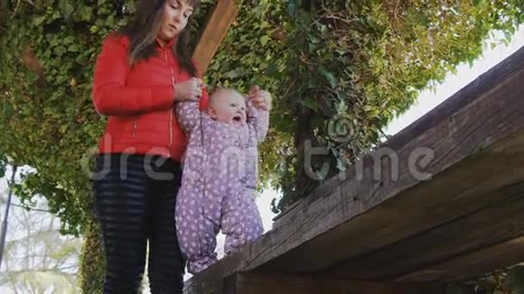 妈妈牵着宝宝的手在木凳上学习走路视频的预览图
