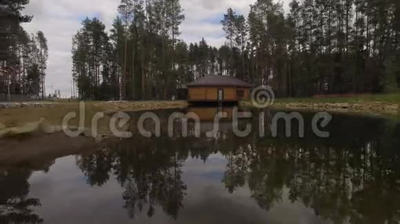 从湖面到木屋的摄像头视频的预览图