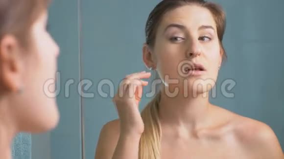 4K段的录像显示年轻女子在浴室自己的脸是否有皱纹视频的预览图