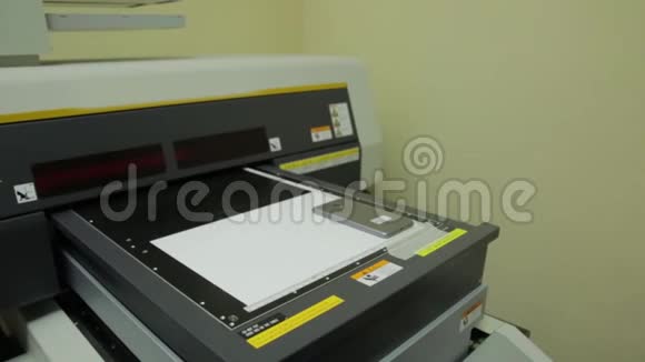 数码印刷机印刷在印刷厂数字印刷是在物理表面上复制数字图像视频的预览图