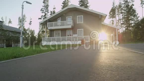 低日落光束穿过小屋露台视频的预览图