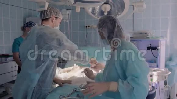 医疗助理为外科医生在手术过程中使用注水注射器视频的预览图