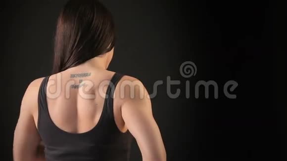 健身女人跪在她的脖子上视频的预览图