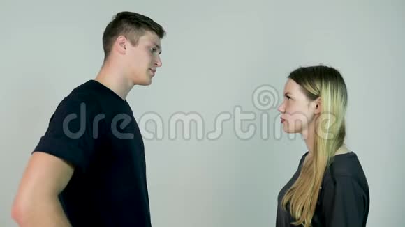 女人拍打她的男朋友孤立在白色背景上女孩慢慢地用白色背景拍她的男朋友视频的预览图