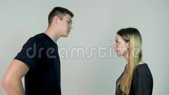 女人拍打她的男朋友孤立在白色背景上女孩慢慢地用白色背景拍她的男朋友视频的预览图