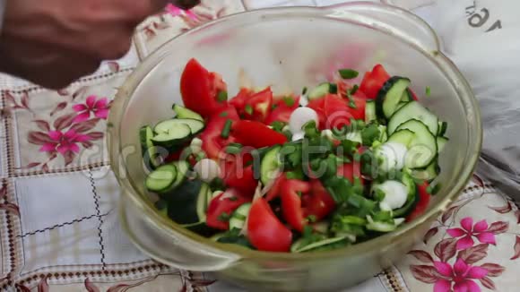 女性手切蔬菜素食沙拉视频的预览图