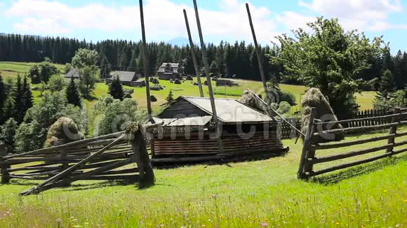 木制乡村别墅绿色草坪和蓝天视频的预览图