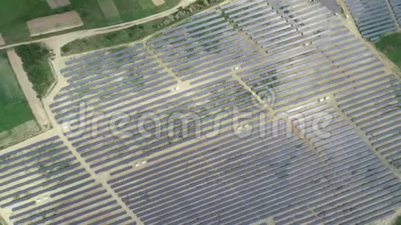 替代能源从高处看太阳能电池板视频的预览图