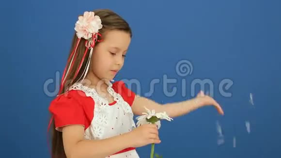 女孩打破了花的花瓣视频的预览图
