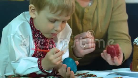 孩子们和父亲一起画传统的复活节彩蛋视频的预览图
