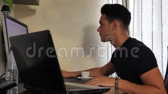 在笔记本电脑和台式电脑上工作的年轻人视频的预览图