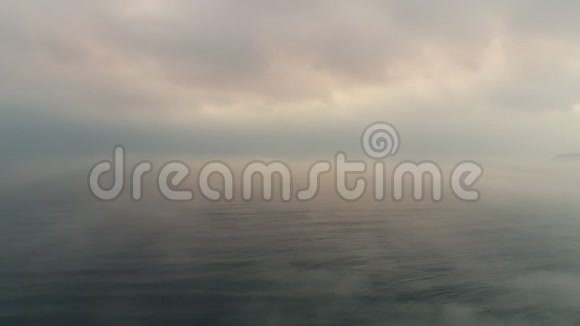 雾蒙蒙的早晨在海滩上戏剧性的海上日出录像视频的预览图