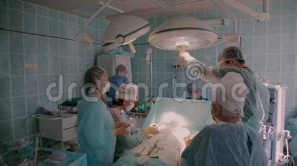 穿着手术服的整形外科医生进行隆乳术视频的预览图
