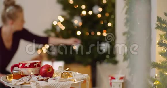 女人在家装饰圣诞树视频的预览图