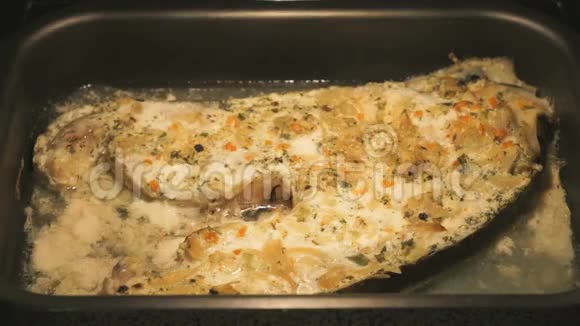 在烤箱中烤制美味的三文鱼视频的预览图