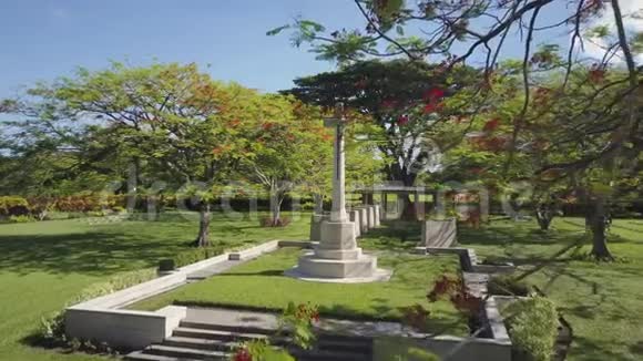 墓地墓碑上有绿野和绿树视频的预览图