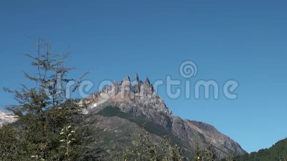 阿根廷蓝天背景下的青山视频的预览图