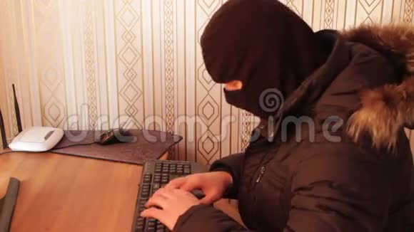 黑客盗窃用电脑涉及网络犯罪和小偷的伟大视频和项目视频的预览图