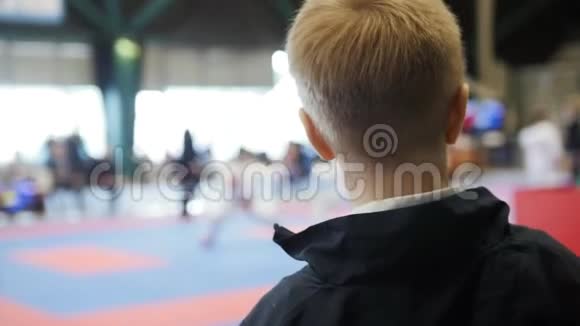 空手道锦标赛看空手道比赛的少年男孩视频的预览图