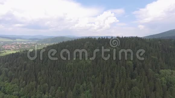 在波兰和捷克共和国边境的山区鸟瞰夏天的时间松树林和蓝天上的云视图f视频的预览图