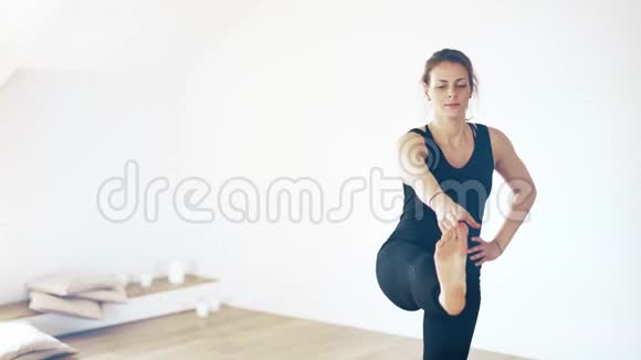 一个漂亮女人在室内做瑜伽的画像视频的预览图