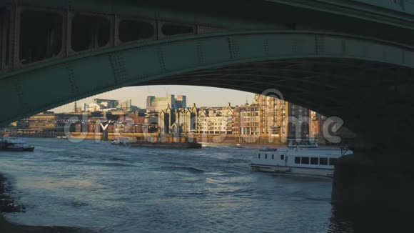 从Southwark桥下眺望伦敦城和千禧桥视频的预览图