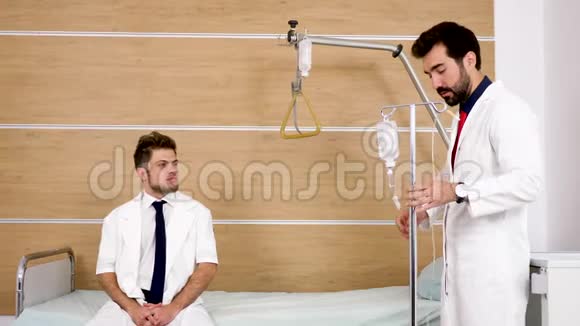 两个年轻的医生坐在医院的房间里视频的预览图